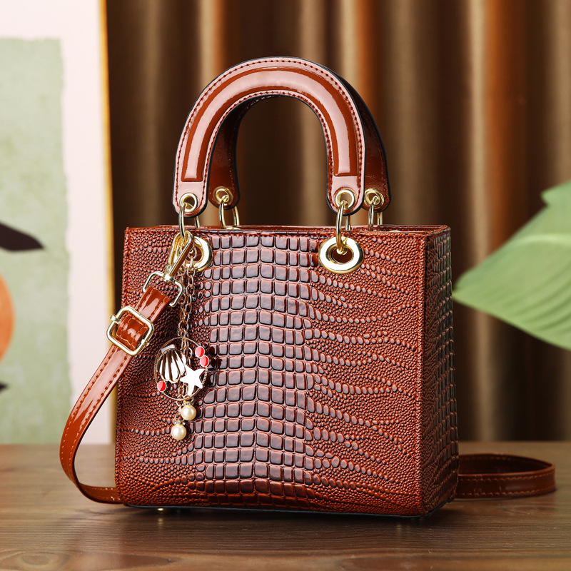 Маленькая квадратная сумка с к – обзор и цена Luxury Bags Classy